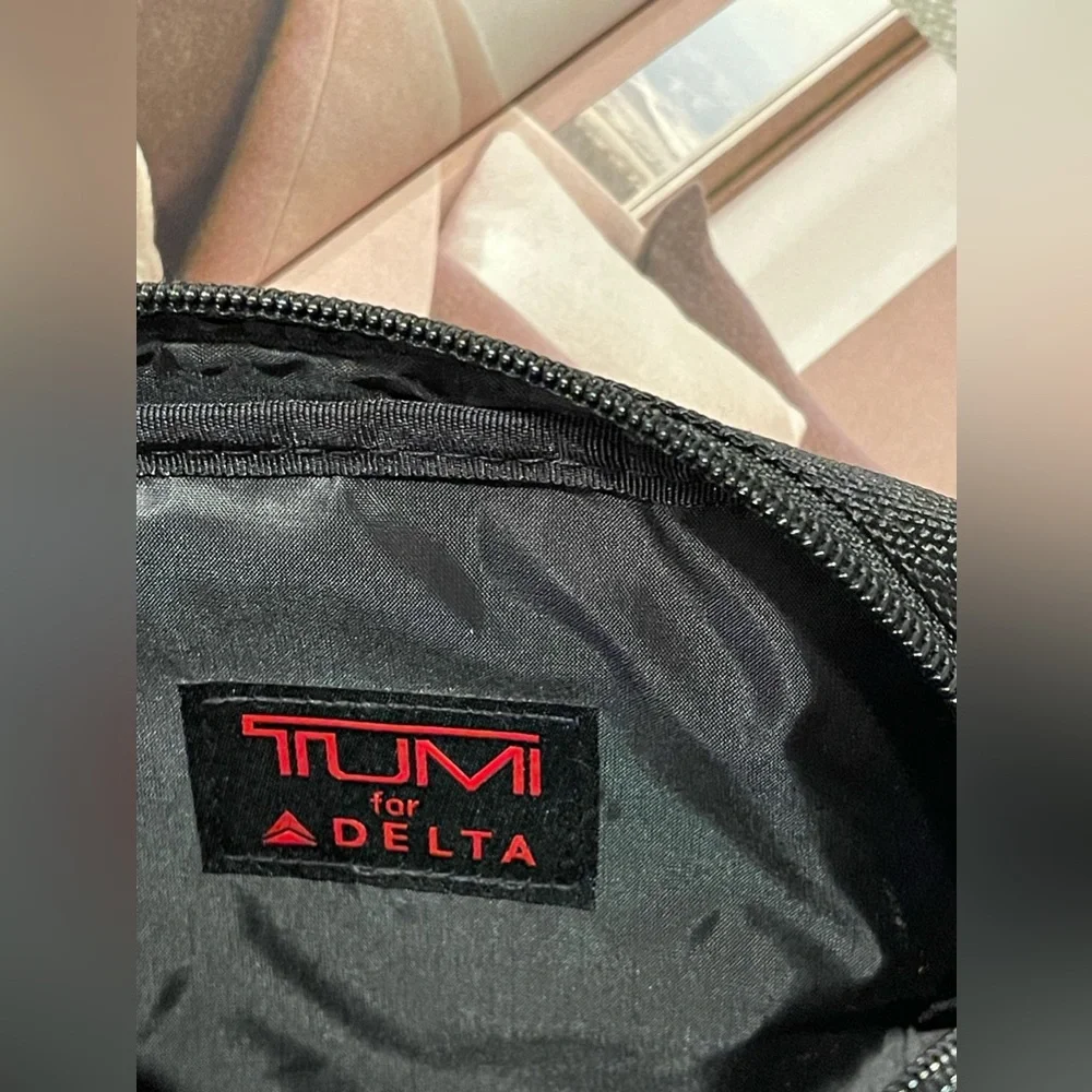 Tumi For Delta Unisex Toiletry Case/Cosmetic Pouch/Accessory Case Black/Red Logo